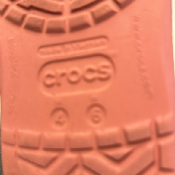 Size 4 to 6 crocs - Picture 4 of 5